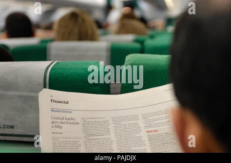 Die Passagiere sitzen in der ecomony class kabine eines Alitalia Airbus A320 0806LHR-FCO Stockfoto