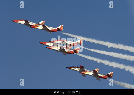 CASA C-101 EB Aviojets von Spanien - Air Force Patrulla Aguila Acrobatica im Formationsflug mit Rauch bei der Dubai Airshow 2007 Stockfoto