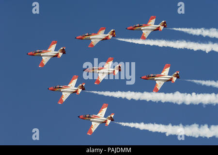 CASA C-101 EB Aviojets von Spanien - Air Force Patrulla Aguila Acrobatica im Formationsflug mit Rauch bei der Dubai Airshow 2007 Stockfoto