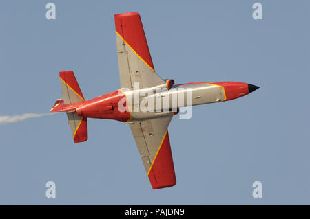 Spanien - Air Force Patrulla Aguila Acrobatica CASA C-101 Aviojet EB fliegen mit dem Rauch auf der Dubai Airshow 2007 Stockfoto