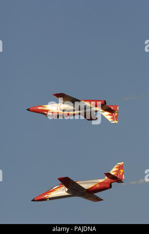 CASA C-101 EB Aviojets von Spanien - Air Force Patrulla Aguila Acrobatica im formationsflug an der Dubai Airshow 2007 Stockfoto