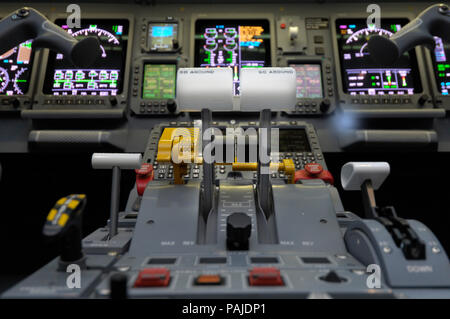 Fahrschalter und die Instrumente in einem Embraer Legacy 600 Cockpit Stockfoto