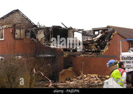 Keltbray digger und beschädigte Haus, hatte an der Szene der Unfall der Cessna 501 Citation VR abgerissen werden - BGE, tödlich ins Haus abgestürzt Stockfoto