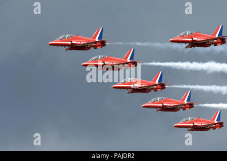 Rote Pfeile Royal Air Force RAF Hawk T-1s in der Flying-Display mit Rauch auf der Farnborough Airshow 2008 Stockfoto