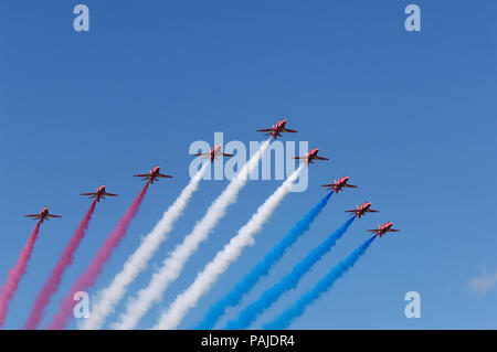 Rote Pfeile Royal Air Force RAF Hawk T-1s in der Flying-Display mit roten, weißen und blauen Rauch auf der Farnborough Airshow 2008 Stockfoto