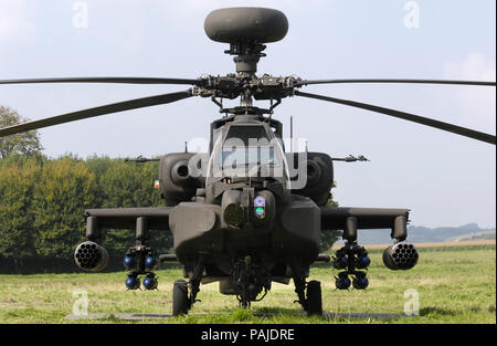 Ein British Army Air Corps Boeing WAH-64D Apache AH-1 mit Mast - Longbow Radar montiert, 30 Millimeter Zoll-gun und AGM-114 Hellfire Panzerabwehrraketen p Stockfoto