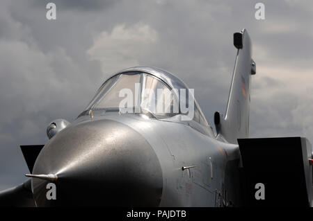 Windschutzscheibe und Heckflosse der Deutschen Luftwaffe Luftwaffe Panavia Tornado IDS in der statischen - Anzeige geparkt am 2009 Royal International Air Tattoo RIAT Stockfoto