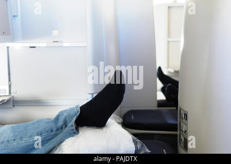 Der Mann mit den schwarzen Socke in der ClubWorld business-class Sitze von British Airways Boeing 747-400 0806GRU - LHR BA 246 Stockfoto