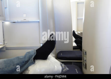 Der Mann mit den schwarzen Socke in Club World Business Class Sitze auf British Airways Boeing 747-400 0806GRU - LHR BA 246 Stockfoto