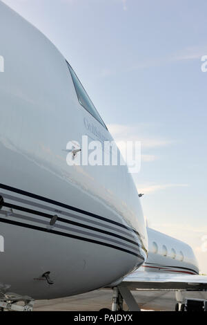 Nase von Gulfstream 4560 mit G550 hinter im statischen - Anzeige an der Singapore-Airshow 2010 geparkt Stockfoto