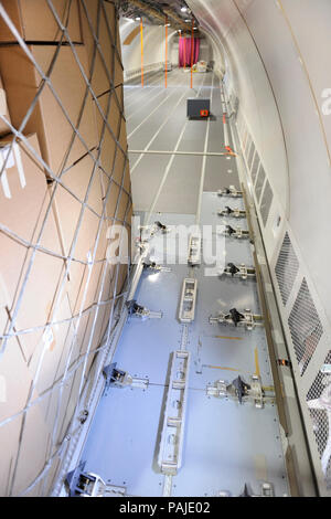 Kartons auf Palette mit Cargo Net und Befestigungen auf dem Boden der Airbus A330-200F Prototyp in der statisch-Anzeige am Singapore-Airshow 2010 geparkt Stockfoto