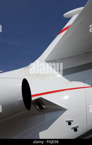 Pratt & Whitney PW307A-Motor - Auspuffanlage, heckflosse, horizontal - Stabilisator und Antenne von Dassault Falcon 7X im statischen - Anzeige an der Singapur geparkt Stockfoto