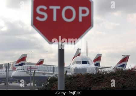 Stop-Schild mit British Airways Airbus A 321-200, A320 und A319 während des Streiks, die von British Airways Cabin - Begleiter der Unite Handel geparkt - Union Stockfoto