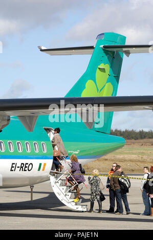 Passagiere mit tragen - auf Beuteln boarding durch die Hintertür von Aer Lingus Regional - Aer Arann ATR 72-500 geparkt Stockfoto