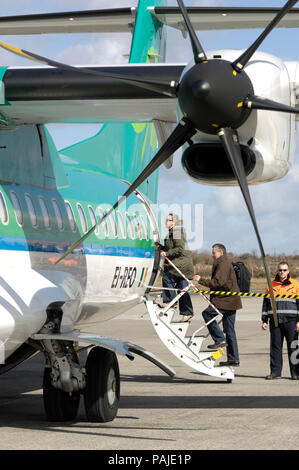 Propeller und Pratt & Whitney Canada PW 127 W Motor - Einlass- und Passagiere mit tragen - auf Beuteln boarding durch die Hintertür von Aer Lingus Regionale-Aer Ar Stockfoto