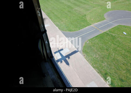 Fenster der Britten-Norman BN-2A - weg von der Piste 12 mit Schatten auf der Start- und Landebahn Stockfoto