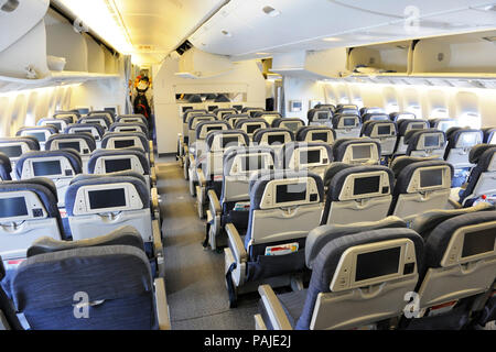 Leer Wirtschaft - Class Sitze auf einer Air Canada Boeing 777-300ER Stockfoto