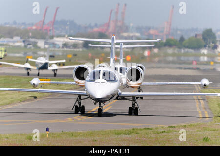 Bombardier Learjet Rollen mit FAA Beech King Air C90GT hinter Stockfoto