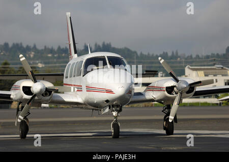 Aeroflight Executive Services Piper PA -31-350 Navajo Chieftain geparkt Stockfoto