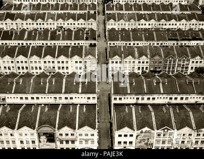 Ansicht von oben der Zeilen von farbigen und weißen historischen holländischen Reihenhäuser in Melaka, Malaysia in gerader, sich wiederholendes Muster Zeilen getönten bl Stockfoto