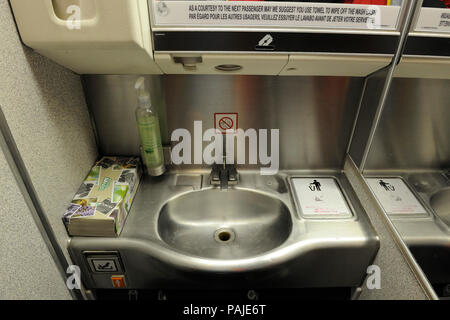 Waschbecken und Gewebe in der Toilette eines Air Canada Boeing 767-300ER auf Flugnummer AC852 YYC-Linksseitiger Umkehrhebel Stockfoto