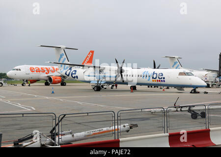 Flybe Bombardier DHC-8 Q400s mit easyJet Airbus A319 rollt hinter geparkt Stockfoto