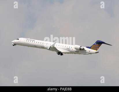 Eurowings Bombardier CRJ-900LR Klettern nach dem Take-off Mit Fahrwerk retarcting Stockfoto