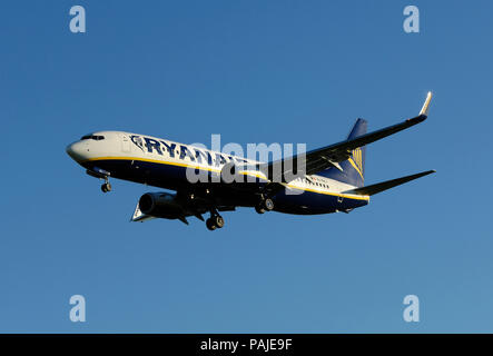 Ryanair Boeing 737-800 auf Finale-Ansatz am Flughafen Gatwick Stockfoto