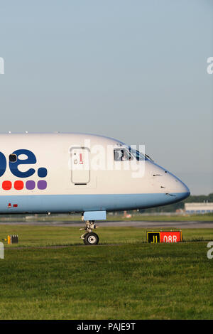 Nase von Flybe British European Embraer 195 Rollen am Flughafen Gatwick Stockfoto