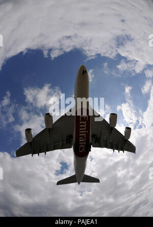 Emirates Airlines Airbus A380-800 Fliegen auf Final-Ansatz zum Flughafen Heathrow Stockfoto