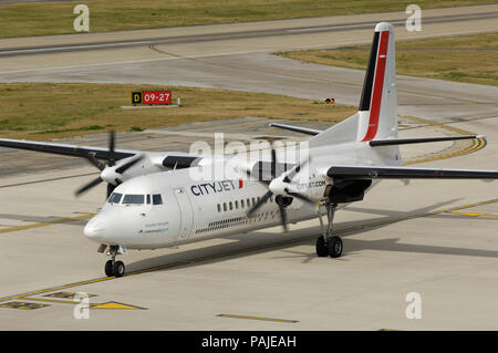 CityJet Fokker F-50 Rollen in London City Stockfoto