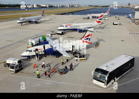 Air BP tanken Bowser, Passagiere Taschen Sammeln von Trolley, British Airways - Sun Air Dornier Do -328-100 mit British Airways BA CityFlyer Embr Stockfoto