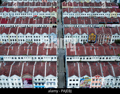 Ansicht von oben der Zeilen von farbigen und weißen historischen holländischen Reihenhäuser in Melaka, Malaysia sie in geraden Linien sind formin wiederholen Stockfoto