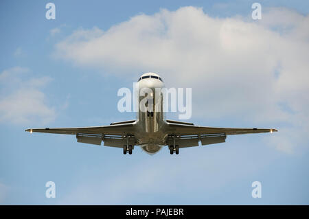 Lufthansa Regional - Contact Air Fokker 100 auf Final-Ansatz zum Flughafen Heathrow Stockfoto