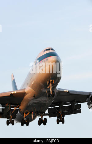 Cathay Pacific Boeing 747-400 auf Final-Ansatz zum Flughafen Heathrow bei Dämmerung Stockfoto