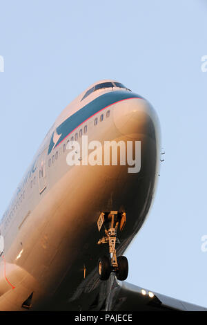 Cathay Pacific Boeing 747-400 auf Final-Ansatz zum Flughafen Heathrow bei Dämmerung Stockfoto
