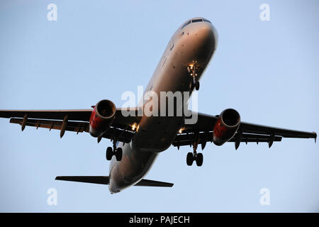 SAS Airbus A321 auf Final-Ansatz zum Flughafen Heathrow Stockfoto