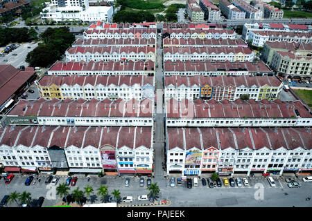 Ansicht von oben von acht Reihen von bunten und weißen historischen holländischen Reihenhäuser in Melaka, Malaysia Sie sind in einem Raster Form wiederholen Pa Stockfoto