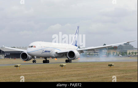 Der Prototyp Boeing 787 Dreamliner Landung auf der Farnborough Airshow 2010 auf seinem ersten Besuch in Großbritannien und Europa/außerhalb der USA Stockfoto