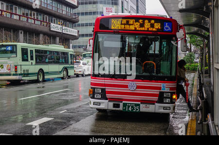 Kyoto, Japan - 27.November 2016. Ein Bus am Bahnhof in Kyoto, Japan. Die meisten Städte in Japan sind mit dem lokalen Bus Netzwerke ab. Stockfoto