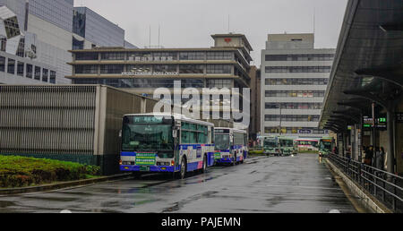 Kyoto, Japan - 27.November 2016. Ein Bus am Bahnhof in Kyoto, Japan. Die meisten Städte in Japan sind mit dem lokalen Bus Netzwerke ab. Stockfoto