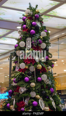 Kyoto, Japan - 27.November 2016. Geschmückten Weihnachtsbaum im Einkaufszentrum in Kyoto, Japan. Stockfoto