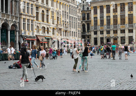 Brüssel, Belgien. 23. Juli 2015. Touristen zu Fuß durch überfüllte Grand Place von Brüssel Stockfoto