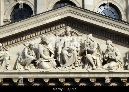 Tympanon bass Relief zeigt die Jungfrau Maria und der ungarischen Heiligen, die St.-Stephans-Basilika in Budapest, Ungarn Stockfoto