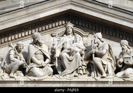 Tympanon bass Relief zeigt die Jungfrau Maria und der ungarischen Heiligen, die St.-Stephans-Basilika in Budapest, Ungarn Stockfoto