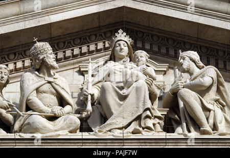 Tympanon bass Relief zeigt die Jungfrau Maria und der ungarischen Heiligen, die St.-Stephans-Basilika in Budapest, Ungarn Stockfoto