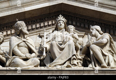 Tympanon bass Relief zeigt die Jungfrau Maria und der ungarischen Heiligen, die St.-Stephans-Basilika in Budapest, Ungarn Stockfoto