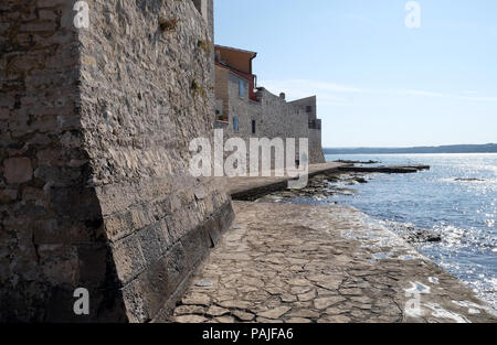 Strand in der idyllischen kleinen Stadt Novigrad an der Westküste der Halbinsel Istrien, Kroatien Stockfoto