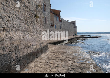 Strand in der idyllischen kleinen Stadt Novigrad an der Westküste der Halbinsel Istrien, Kroatien Stockfoto