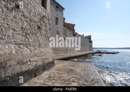 Strand in der idyllischen kleinen Stadt Novigrad an der Westküste der Halbinsel Istrien, Kroatien Stockfoto